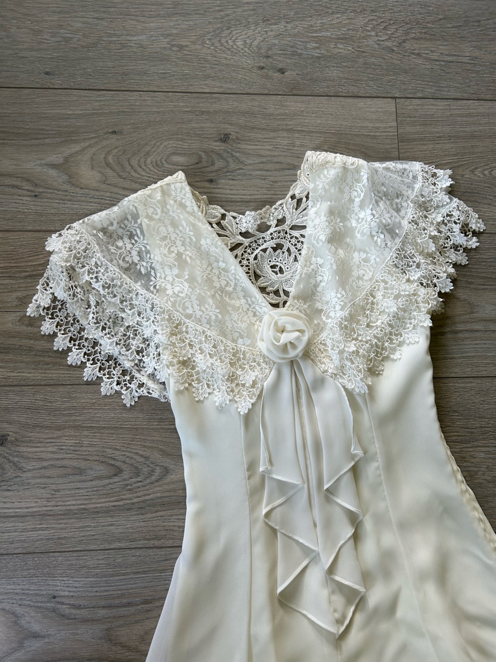 Vintage Jessica McClintock 1980s Cottagecore Lace & Rosette Detail Dress Sz 3/4 - Picture 2 of 10